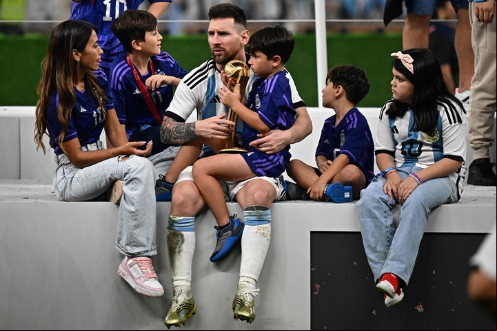 Se repitieron lo comentarios que celebraron no solo la victoria, sino la actitud de los ganadores, y del capitán en particular. Foto: Anne-Christine POUJOULAT / AFP.