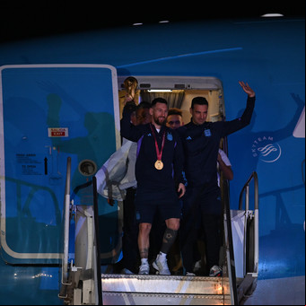 Los campeones del mundo llegaron a Argentina y una multitud los acompañó hasta el predio de la AFA