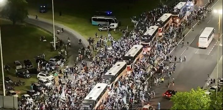 Los familiares de los campeones del mundo llegan a Ezeiza