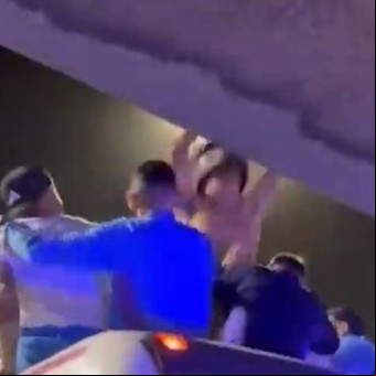 Locura por la Selección Argentina: un hincha se tiró de un puente para colarse en el micro de la Scaloneta