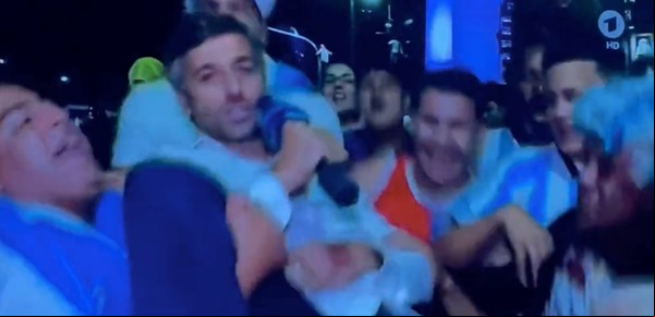 Video: el cronista alemán que soportó estoico el increíble asedio de los hinchas en el Obelisco para contar la noticia de los festejos en Argentina