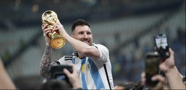 La verdadera historia de la Copa del Mundo "trucha" que levantó Lionel Messi en la foto más icónica de Qatar 2022