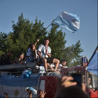 Julián Álvarez, en Calchín: recorrido en autobomba y una hermosa reflexión para los chicos que sueñan con la Selección Argentina
