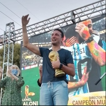 Lionel Scaloni, homenajeado en Pujato: caravana por el pueblo, que tendrá una calle con su nombre, y el emotivo gesto de su papá