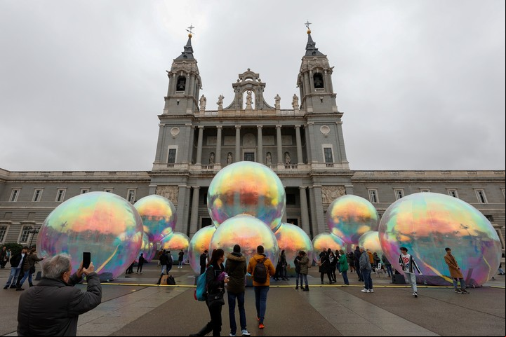 Catedral de la Almudena en Madrid, en diciembre pasado, con una instalación artística en el frente.