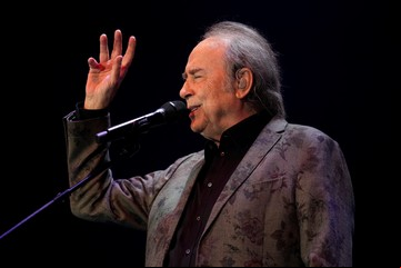 Joan Manuel Serrat, conmovido, se despidió definitivamente de los escenarios en Barcelona