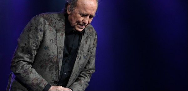Serrat, el héroe de las historias cantadas