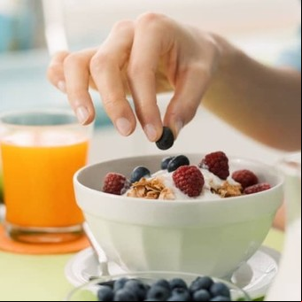 Qué le pasa al cuerpo si ceno yogur y frutas todos los días