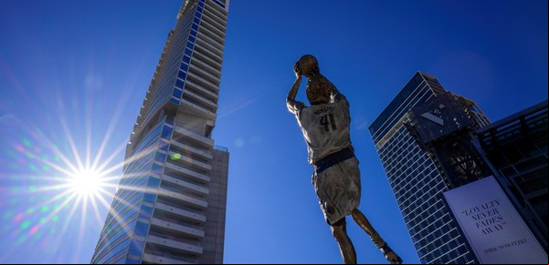 NBA: los Dallas Mavericks inauguraron la estatua de Dirk Nowitzki en su estadio