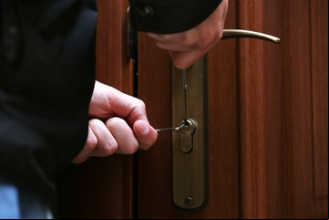 Los 8 errores que ponen tu casa en peligro al salir de viaje y cómo evitarlos