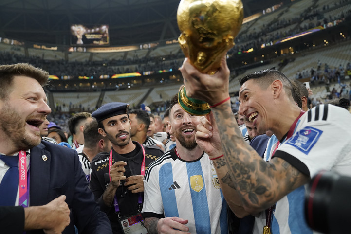 Di María le muestra a Messi cuál es la verdadera réplica. Foto: Fernando de la Orden - Enviado especial