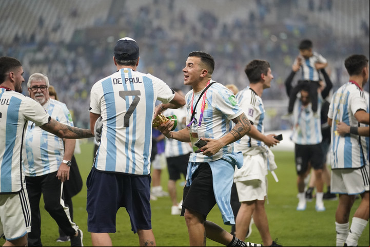 El familiar de Paredes que ingresó la copa para los festejos. Foto: Fernando de la Orden / Enviado especial.