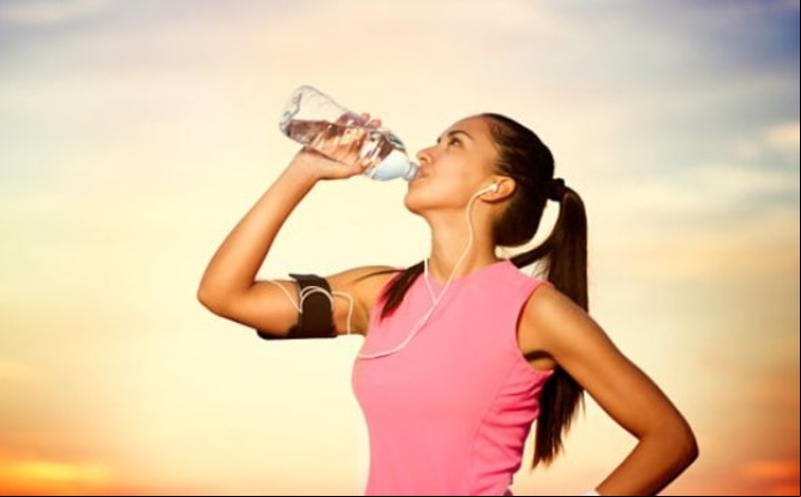 Beber agua actividad física ejercicio