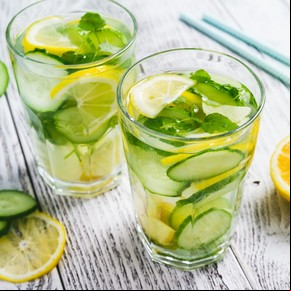Agua saborizada de pepino, limón y lavanda