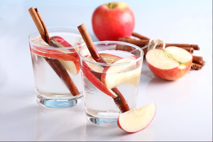 Agua saborizada de manzana y canela. Foto: Shutterstock.