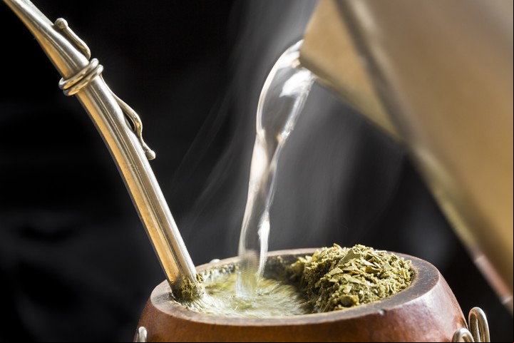 El ritual de cebar el mate.