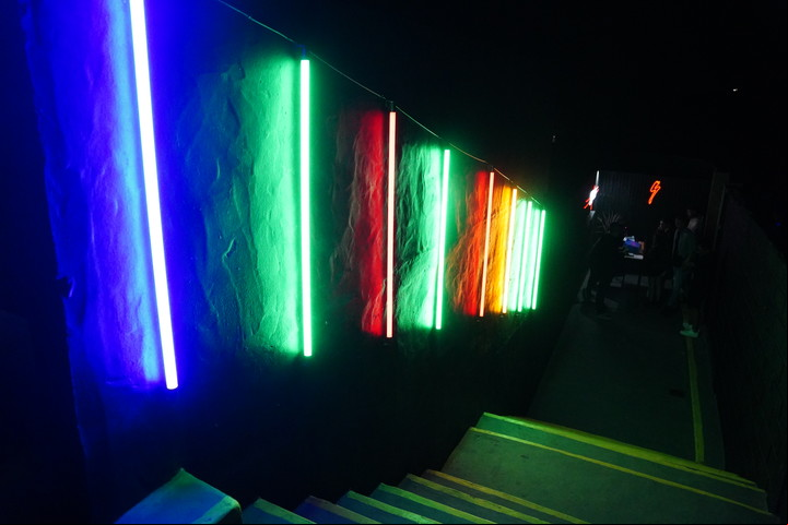 La escalera de entrada recibe a los chicos +23 con luces de colores en Mirador Santos, Pinamar. Foto German García Adrasti / Enviado Especial