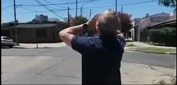 Un intendente del GBA hizo un pedido a gritos en la calle: "No tiren basura, vecinos"