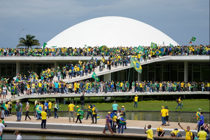 Partidarios del expresidente Jair Bolsonaro irrumpen en el edificio del Congreso Nacional, el domingo 8 de enero de 2023, en Brasilia. Foto AP
