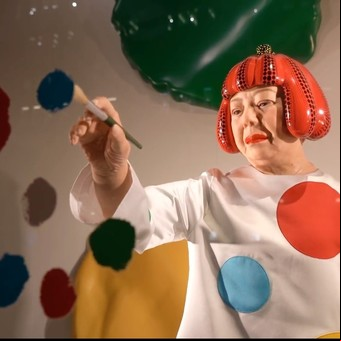 ¿Qué hace Yayoi Kusama en la vidriera de Louis Vuitton en Nueva York?