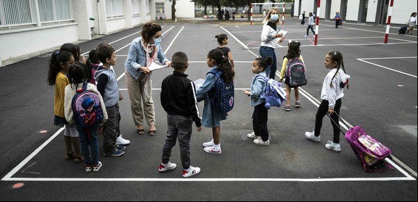 ¿Uniformes escolares sí o no? La grieta que ahora divide a la política de Francia