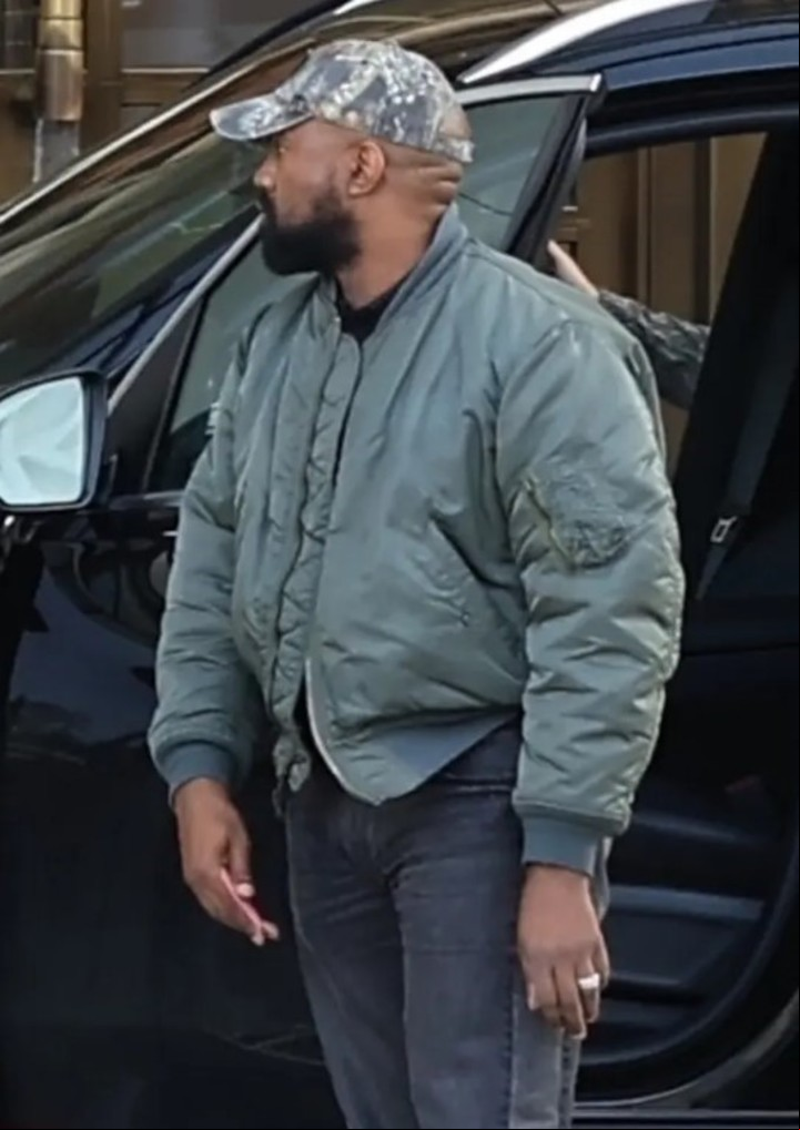 Kanye West, con el anillo de enlace que tiene junto a Bianca Censori.