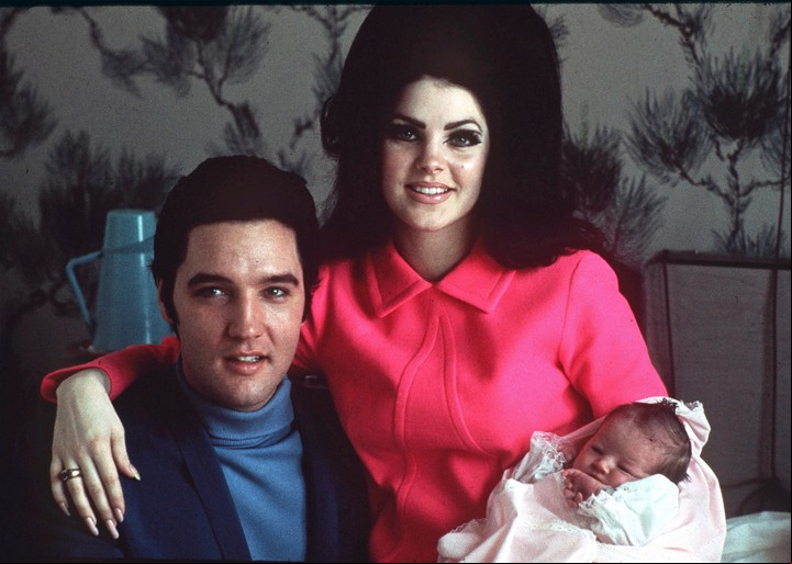 Felices. Elvis Presley posa con su esposa Priscilla y su hija Lisa Marie, en el hospital bautista en Memphis, Tennessee, el 5 de febrero de 1968. Foto AP