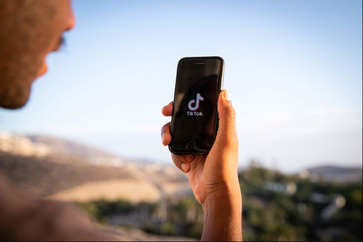 La especialista dijo que padres y madres deben revisar los teléfonos de los niños y no a escondidas. Foto ilustración Media Lens King / Shutterstock.