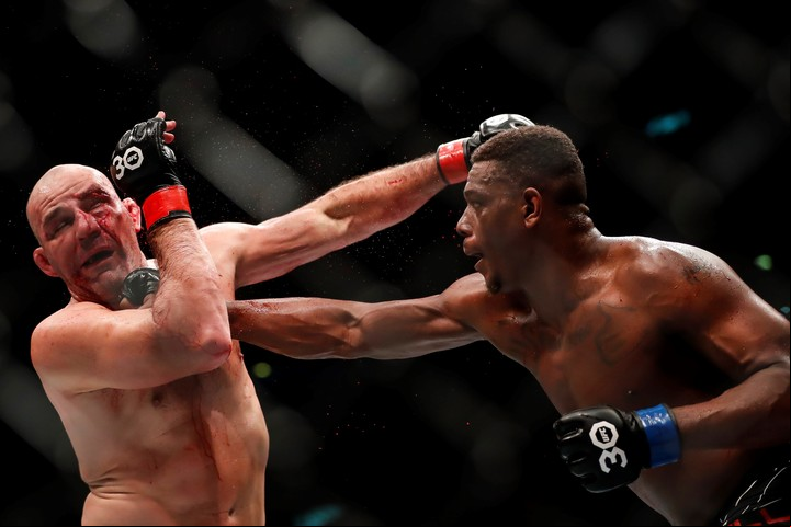 Jamahal Hill impacta sobre el brasileño Glover Teixeira. Foto: AP / Bruna Prado.