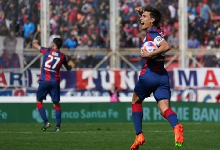 El festejo de Federico Gattoni, de 23 años, con la cinta de capitán de San Lorenzo. Foto: Juano Tesone - Clarín