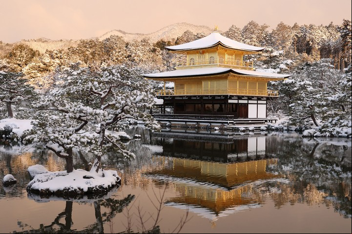 Nieve en Kinkakuji, el Templo Dorado en Kioto. Foto: Archivo.