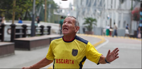El hombre que juega al fútbol con una piedra de 6 kilos