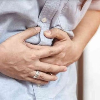 Qué causa dolor de estómago a la noche, cómo prevenirlo y qué hacer para reducir las molestias