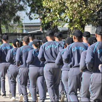 Buscan jóvenes para trabajar en la Policía de la Ciudad: qué exigen, cuánto pagan y cómo los forman