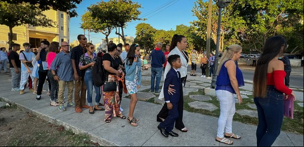 Las empresas cubanas, en jaque por la emigración masiva de sus empleados