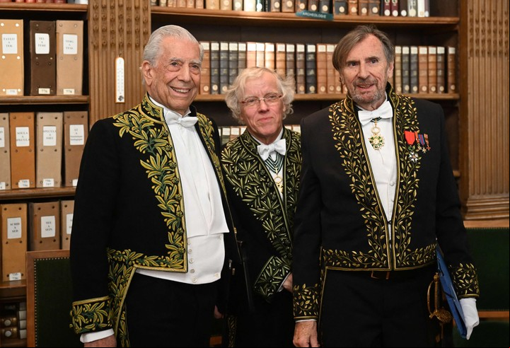Mario Vargas Llosa ingresó en 2023 a la Academia de la Lengua de Francia. Foto Foto Emmanuel DUNAND / AFP
