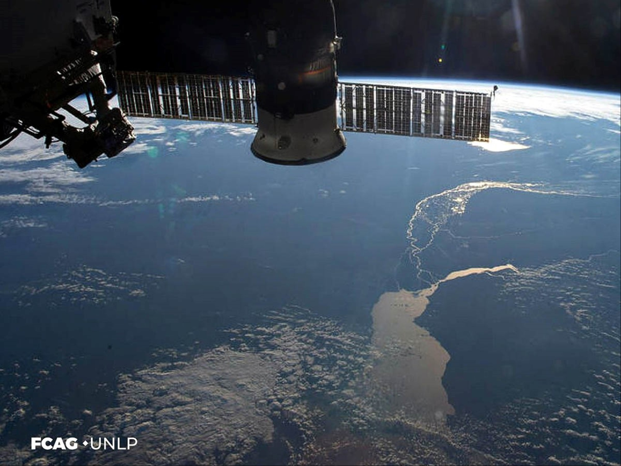 El Acuífero Guaraní descarga sus aguas en el océano Atlántico por el río de la Plata. Imagen de esa desembocadura sacada desde la Estación Espacial Internacional.