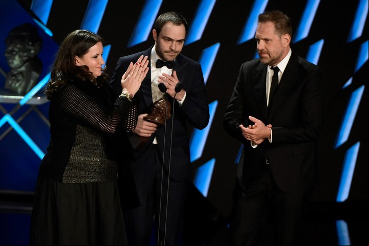 Peter Lanzani recibe el premio Goya junto a los productores Agustina Llambi Campbell y Fedrcio Posternak. Foto: AFP