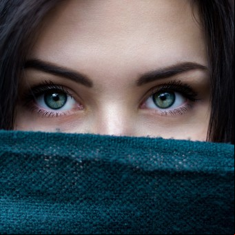 Qué revela una persona que no mira a los ojos cuando habla, según la psicología     