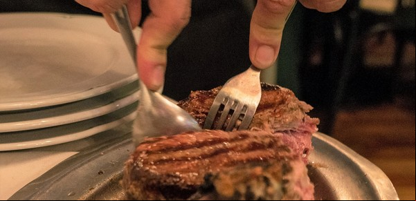 De parrilla de barrio a templo de la carne: el restaurante porteño donde los chinchulines de chivito y la entraña son religión