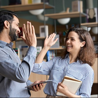 Una reconocida fintech capacita a jóvenes profesionales y les ofrece trabajo: qué perfiles busca