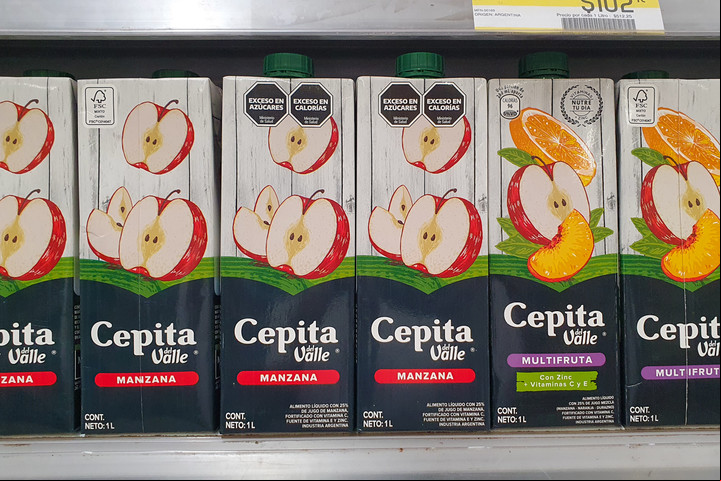 Productos con etiquetado frontal en COTO Barracas. foto: Andres D'Elia