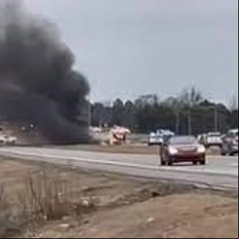VIDEO: El momento en que un helicóptero Black Hawk se estrella contra una autopista