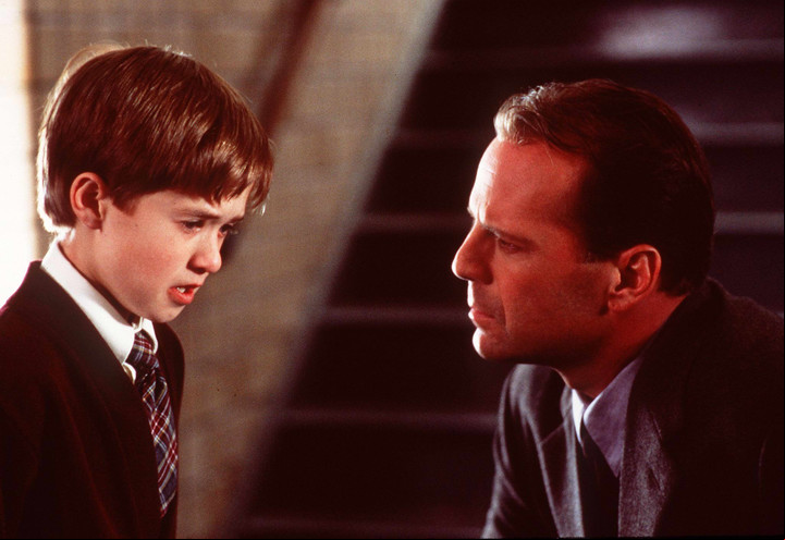 Con Haley Joel Osment, el chico que veía "gente muerta" en "Sexto sentido". Bruce embolsó US$ 114 millones.