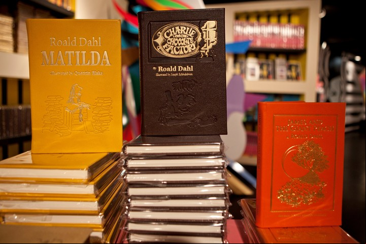 Los libros de Roald Dahl en la tienda Barney's en East 60th Street en Nueva York, el lunes 21 de noviembre de 2011. Foto: AP