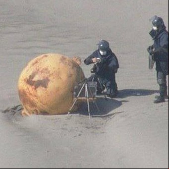 Una extraña bola gigante que apareció en una playa de Japón desconcierta a las autoridades