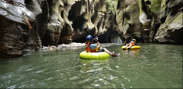 Cambian fusiles por flotadores: turismo en el corazón de las FARC