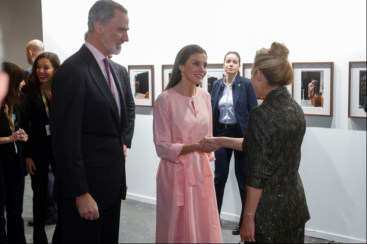 Fabiola Yañez saluda a la reina Letizia en la feria ARCOmadrid de España. Foto EFE/ Juan Carlos Hidalgo