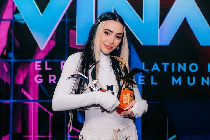 Nicki Nicole en Viña del Mar, con sus trofeos Gaviota de Plata. Foto de prensa e IG