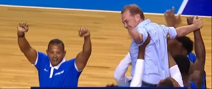 Alzado por los jugadores de República Dominicana, el festejo Néstor "Che" García, que dejó a Argentina sin mundial de básquet.